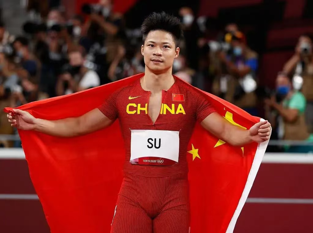 关于千钧一发，运动员勇往直前，只争朝夕争取最终成功的信息