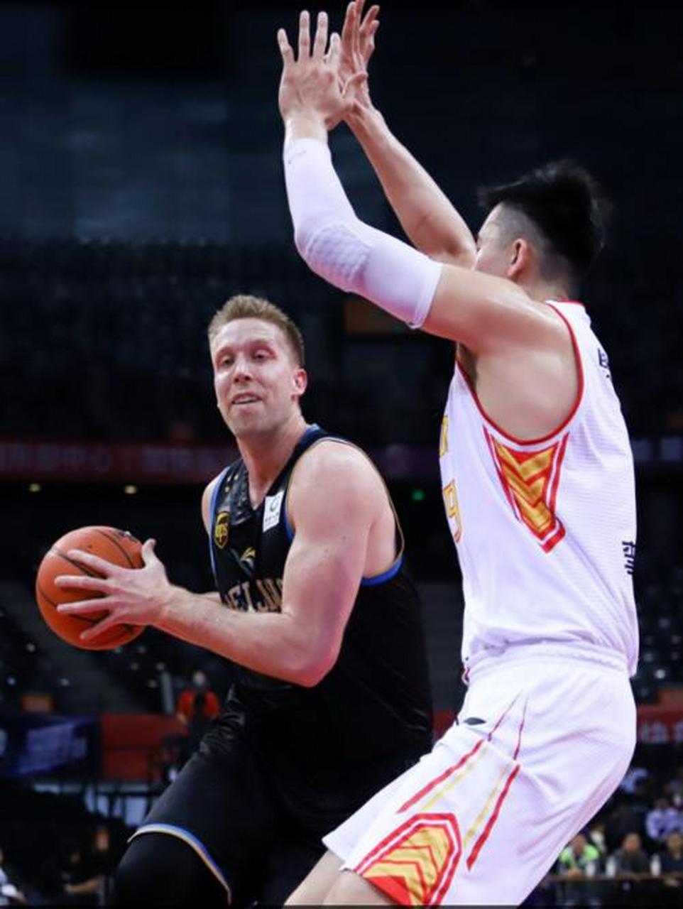 国王完胜中国男篮，汉密尔顿打破历史纪录的简单介绍