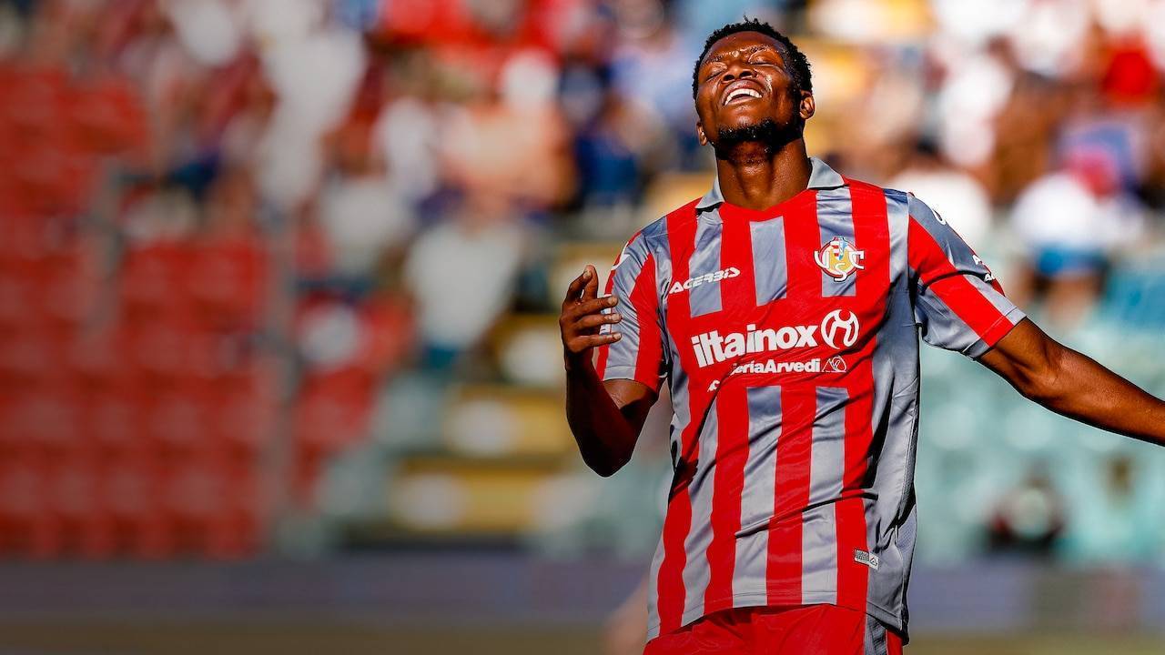 包含乌迪内斯客场取胜，保持不败势头的词条