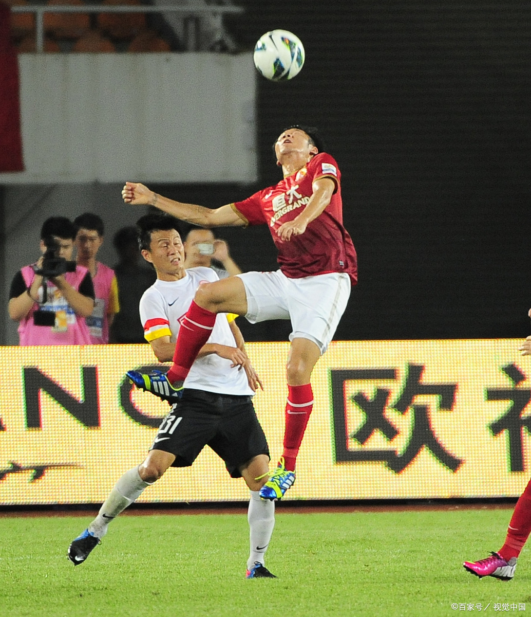 包含足球赛场进入高潮，胜负难料令人拭目以待的词条