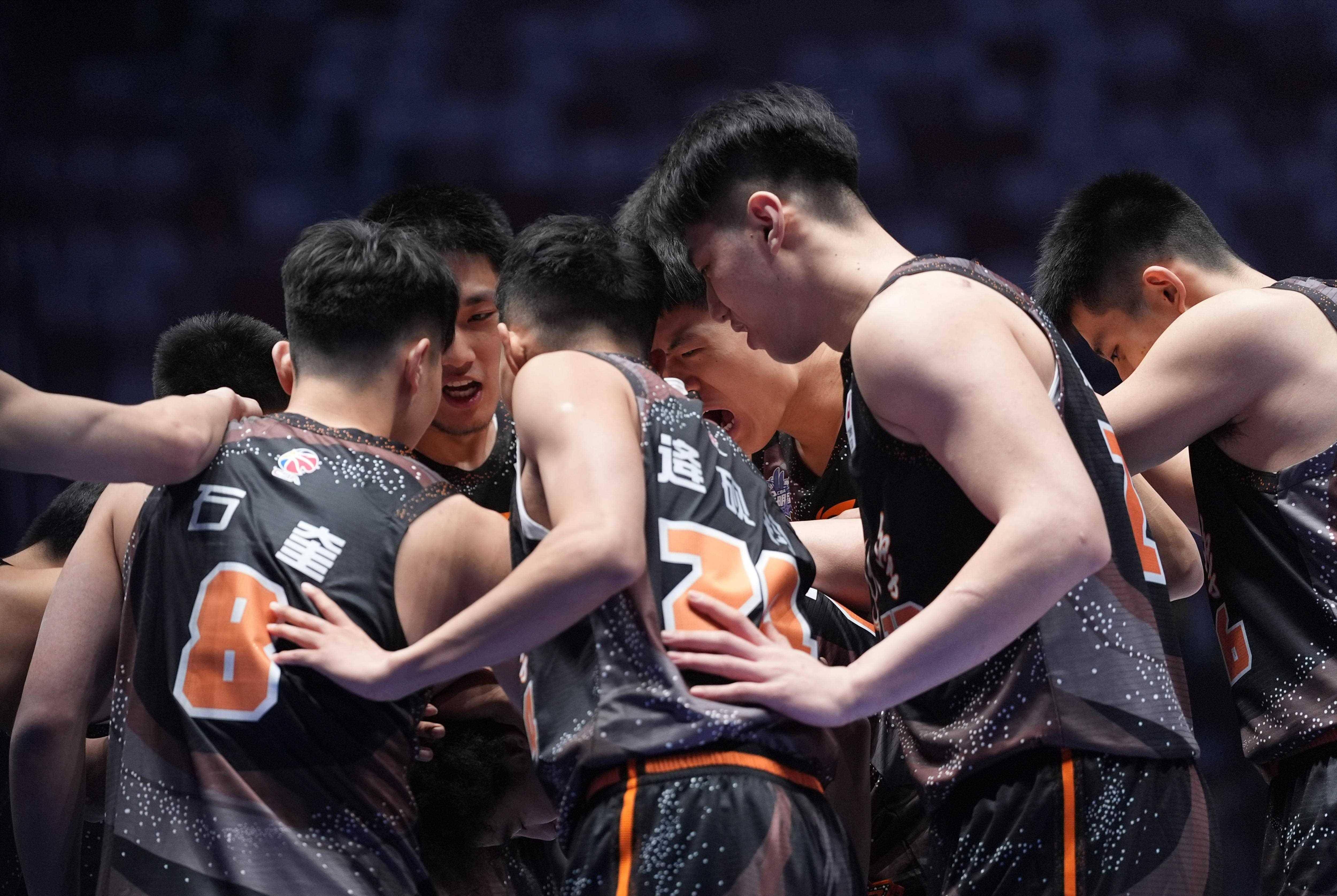 顶尖篮球球员们展现高超实力