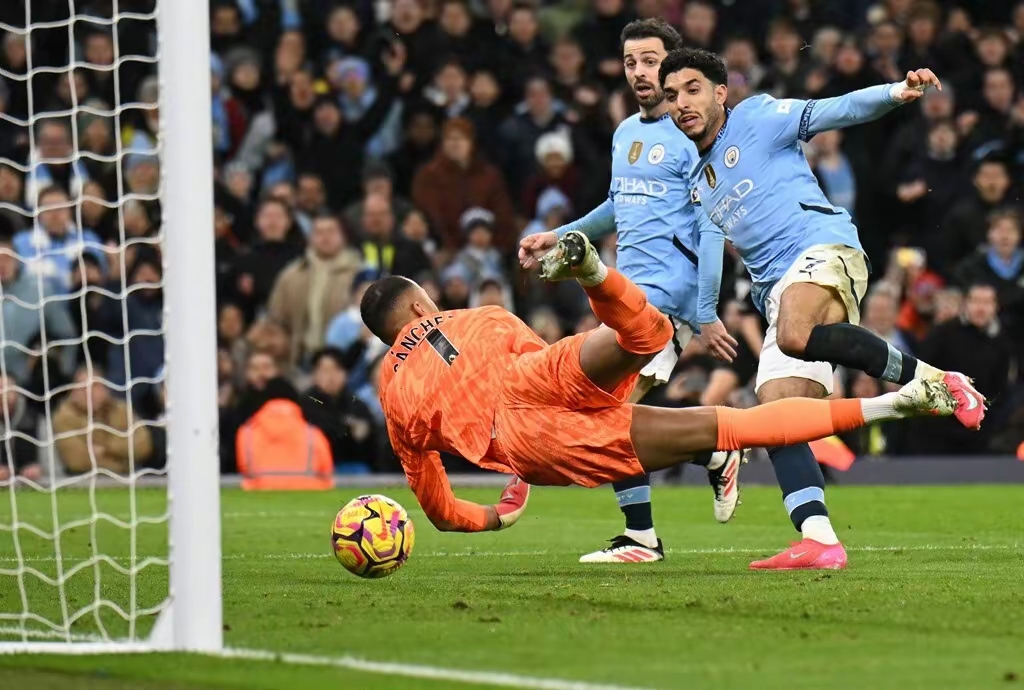 曼联前锋连入两球，带领球队轻松击败对手的简单介绍