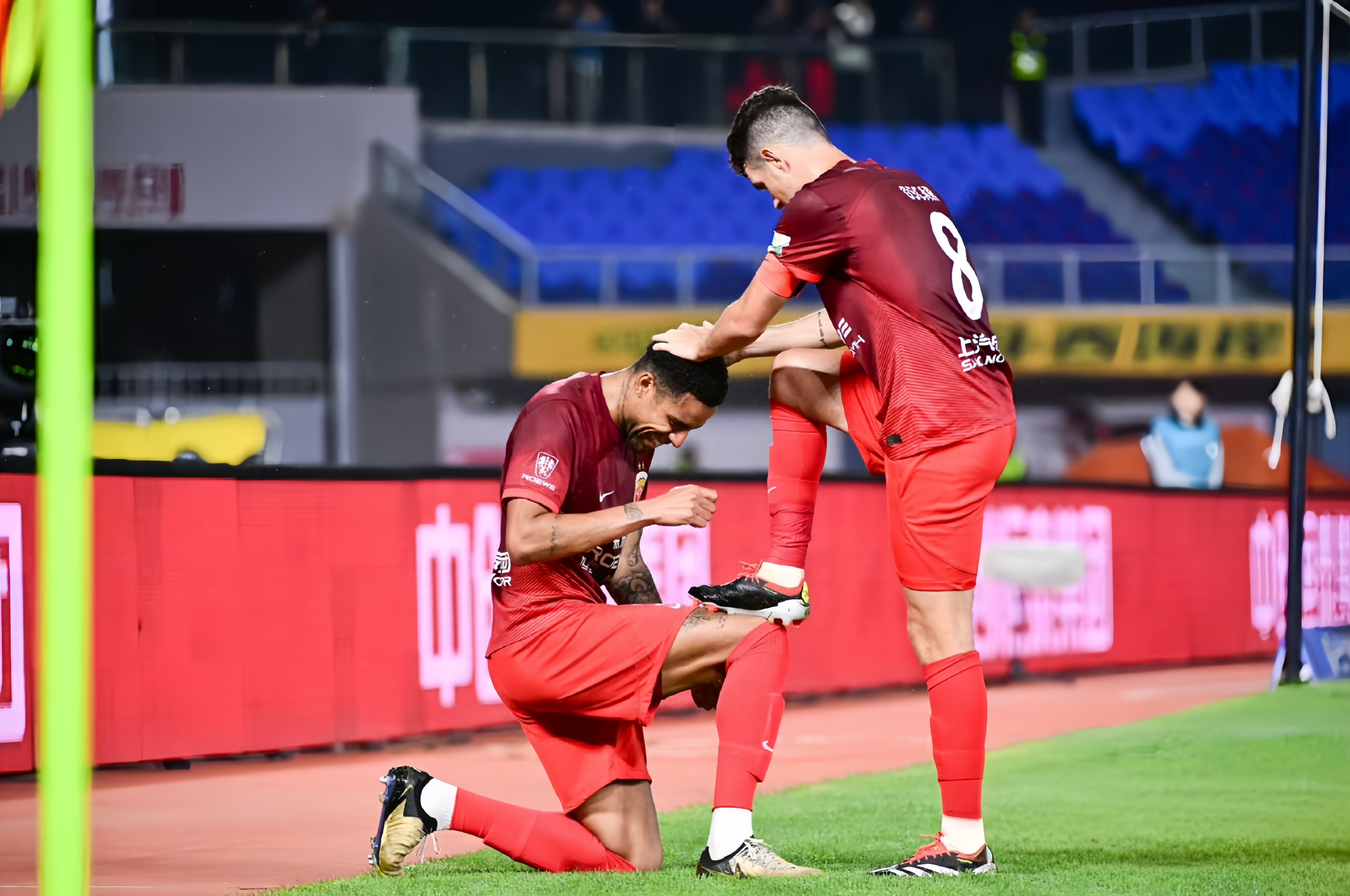 包含那不勒斯后防稳固，战胜对手的词条