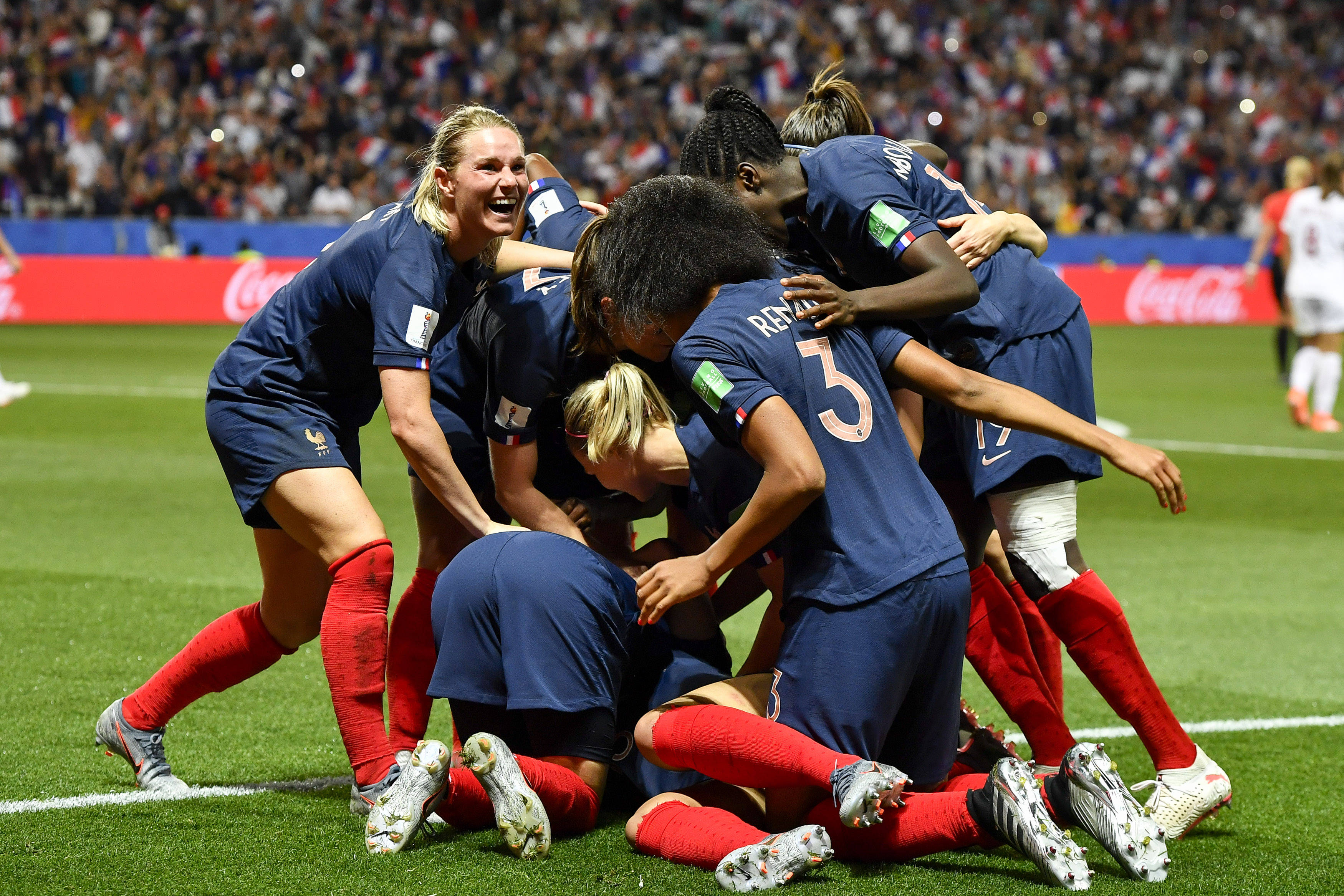 巴西女足队员在比赛中大放异彩 巴西女足队员在比赛中大放异彩