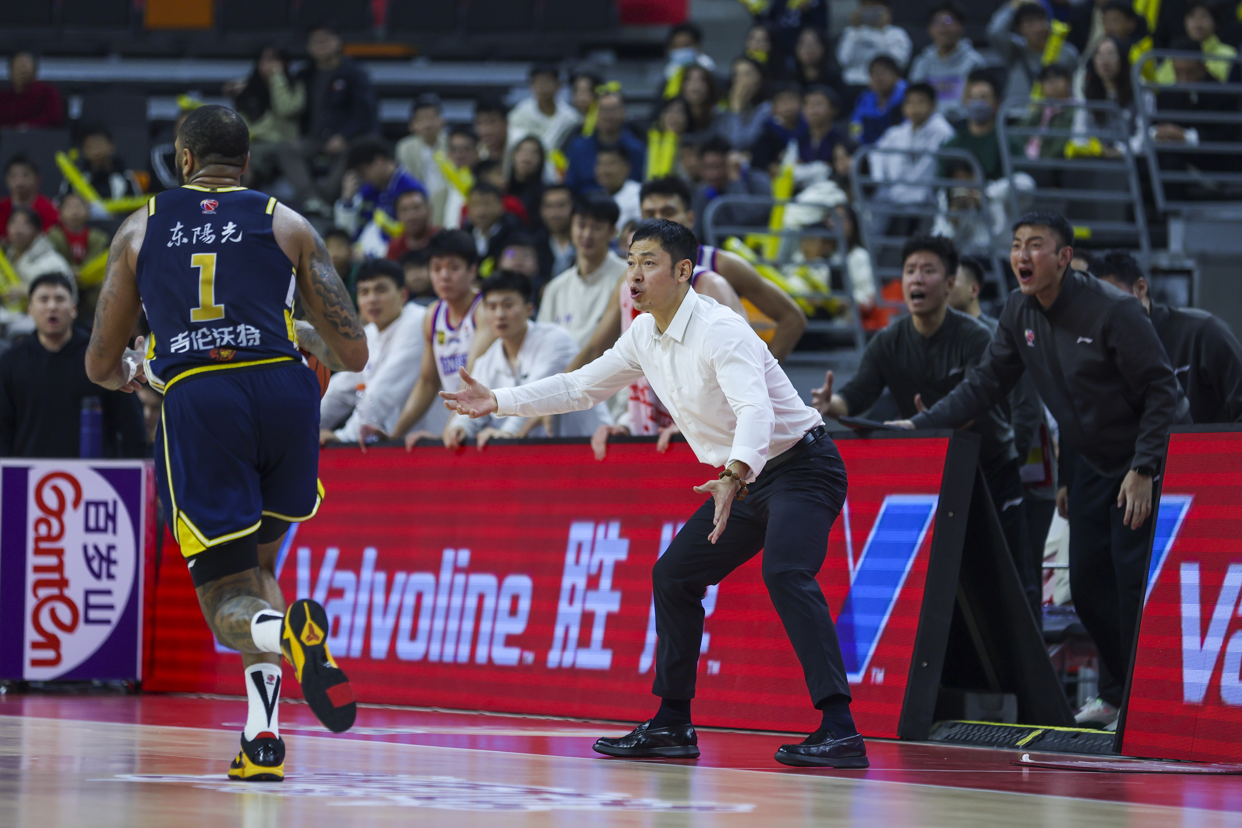 广东队险胜尼克斯，东契奇点燃赛场