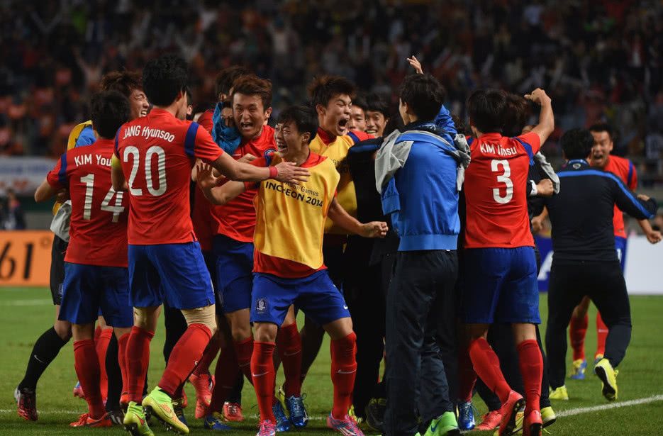 包含日本羽毛球队爆冷韩国羽毛球队，谌龙三分雨点燃全场的词条