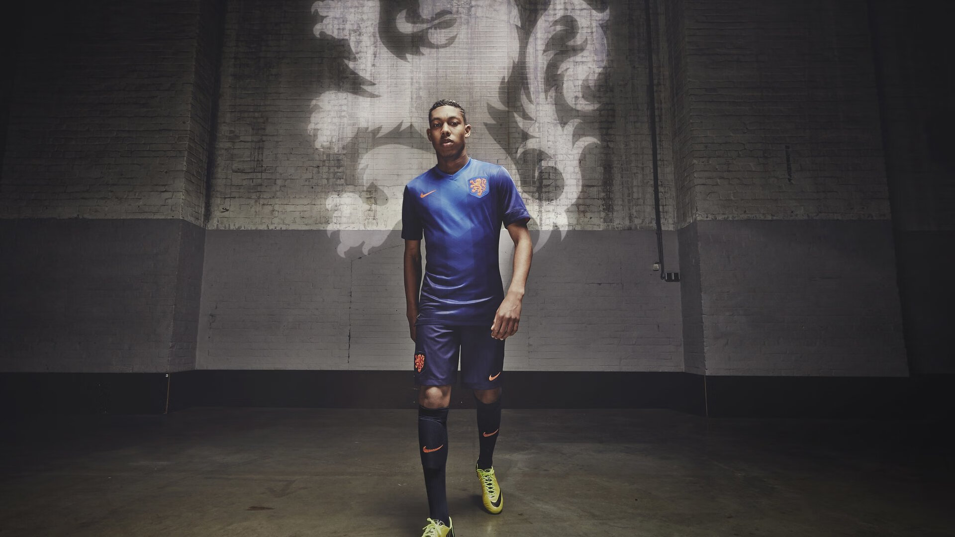 富安健洋爆发与阿根廷压哨绝杀,足球世界的两极叙事