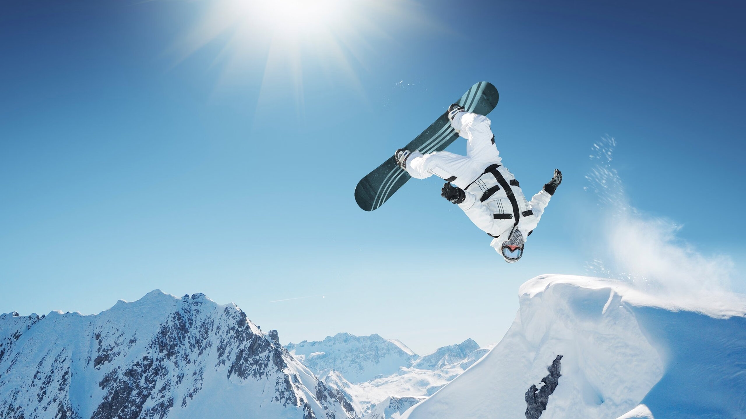 绿茵场与赛道间的统治力，巴西火力压制奥地利，巴尔韦德在F1年度争冠接管比赛