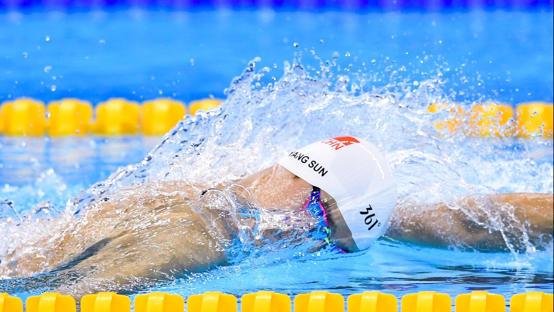 绿茵场与赛道间的统治力，巴西火力压制奥地利，巴尔韦德在F1年度争冠接管比赛